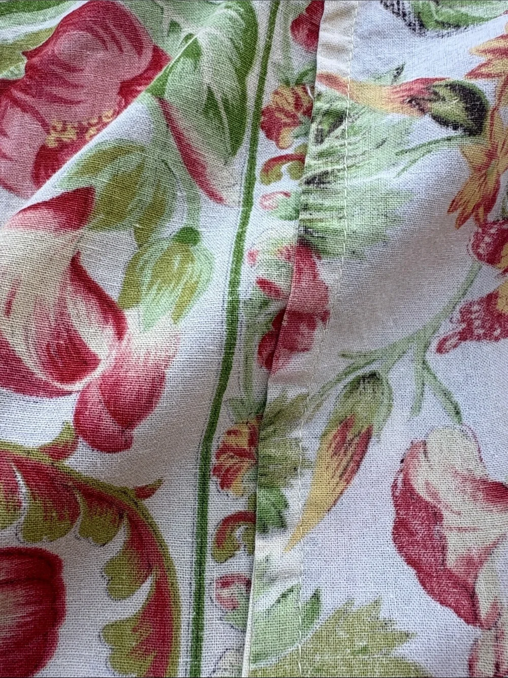 April Cornell Vintage Floral Apple 🍏 Print 🍎 Tablecloth in Red & Green